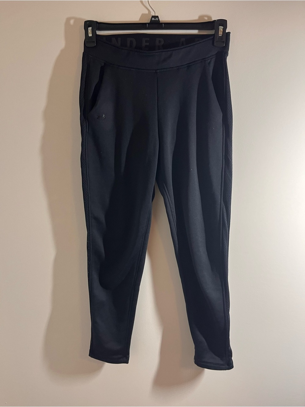 Under Armour Women’s Black Athletic Jogger Pants- fitted